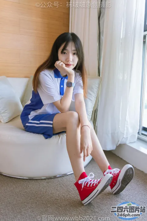 坐在房间里白色豆袋上的阿拉夫德亚洲女人