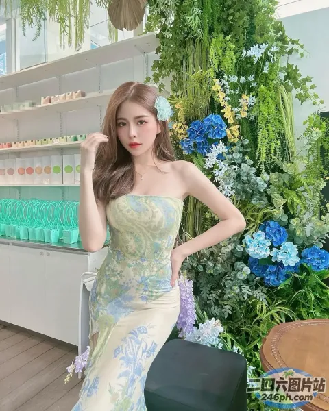 身穿连衣裙的 Araffe 女子在花墙前摆姿势