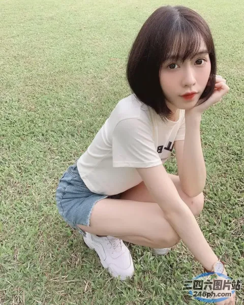 阿拉夫德亚洲妇女蹲在田野里拿着飞盘