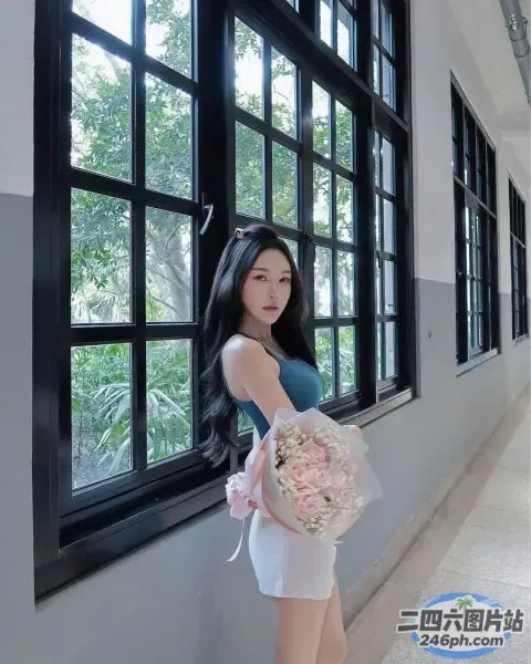 窗边站着一个女人，手里拿着一束花