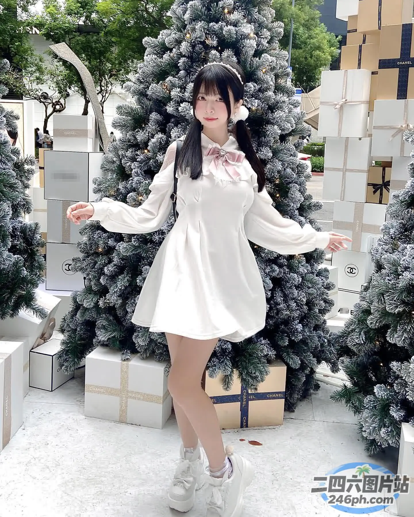 There is an woman standing before a christmation tree （有个女人站在圣诞树前）