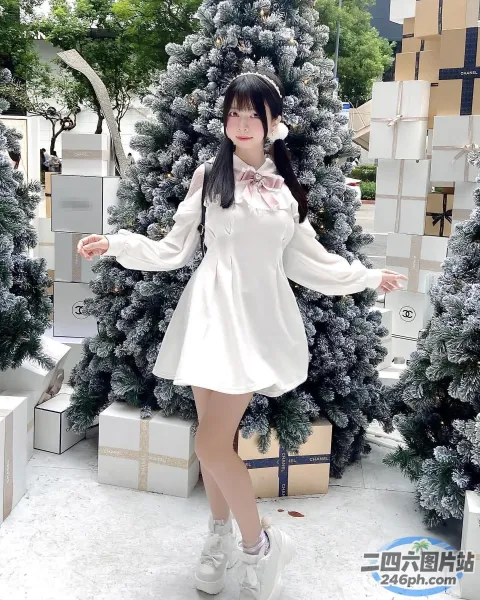 There is an woman standing before a christmation tree （有个女人站在圣诞树前）