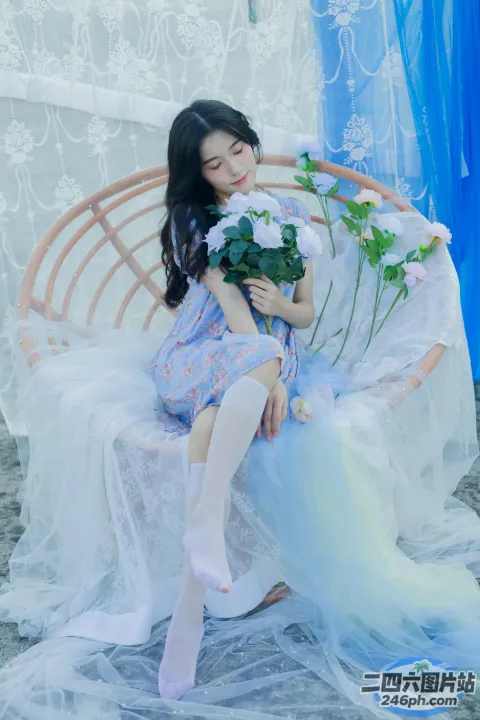 有个女人坐在长凳上，手里拿着鲜花