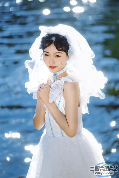 一名身穿婚纱的女子在水体旁的特写