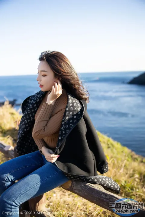 坐在海边木凳上的阿拉夫德女人