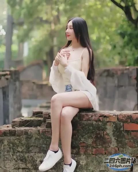 Araffe 坐在墙上，喝着咖啡