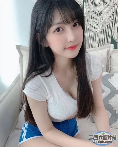 一个女人坐在床上拿着一本书的特写