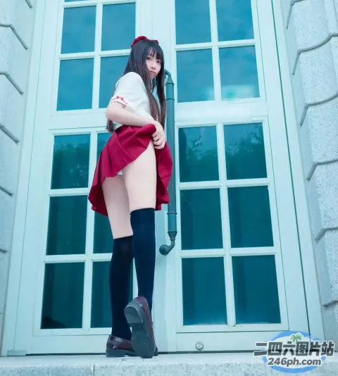 站在台阶上的穿着短裙和靴子的 arafed 女人