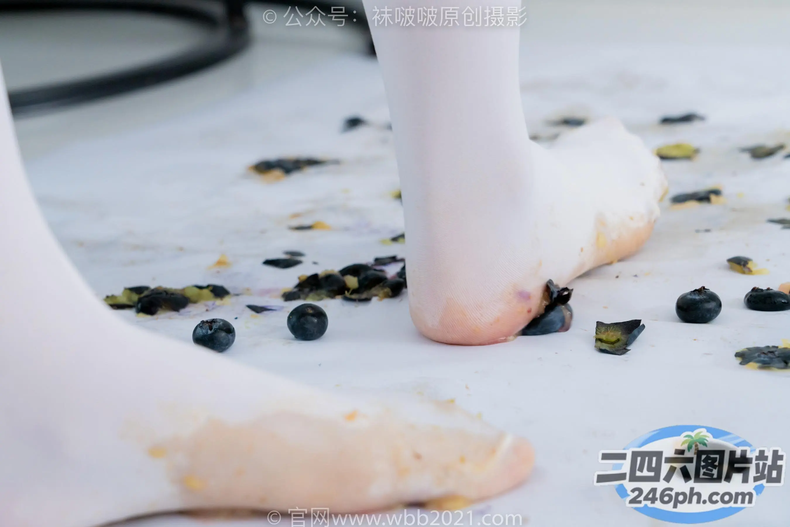 有一个人站在白色的表面上，上面有食物