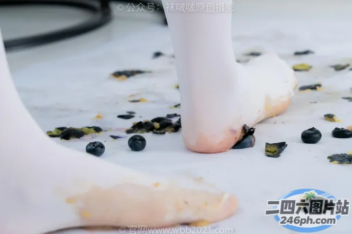 有一个人站在白色的表面上，上面有食物