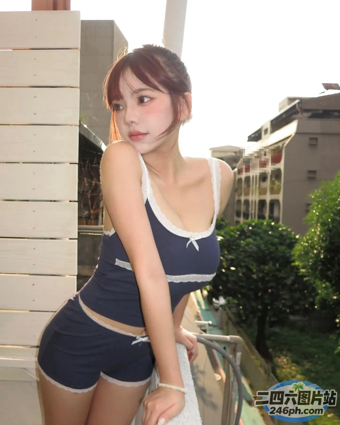 身穿蓝色上衣和短裤的 arafed 亚洲女性合影留念