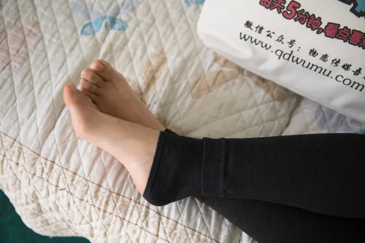 有人躺在床上，手里拿着枕头和枕头