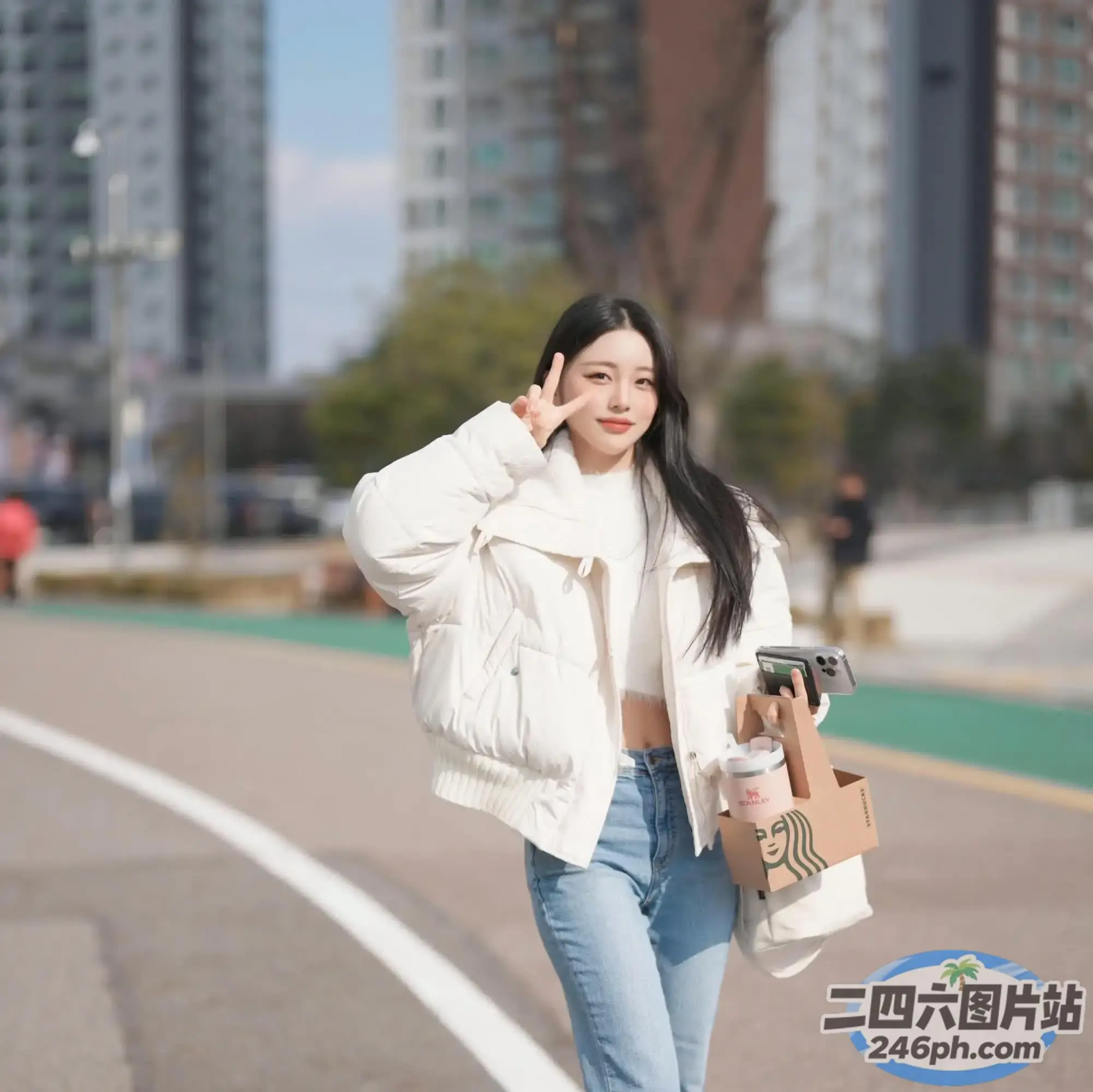 阿拉菲女子走在街上，用手机说话