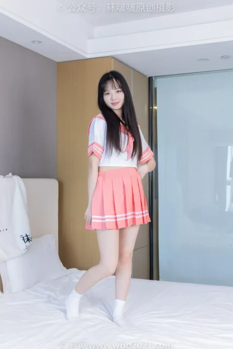 一个穿着粉红色裙子和白色衬衫的女人的特写