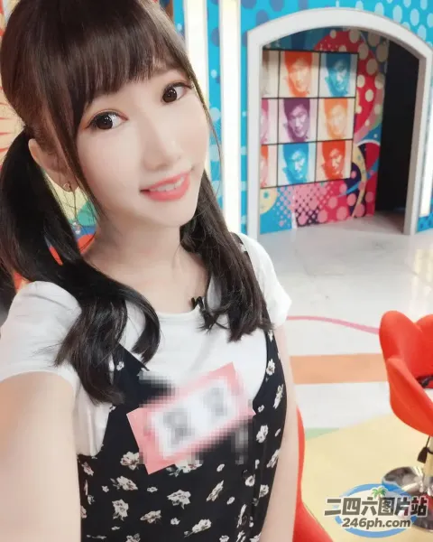 一个穿着裙子的女人摆姿势拍照的特写