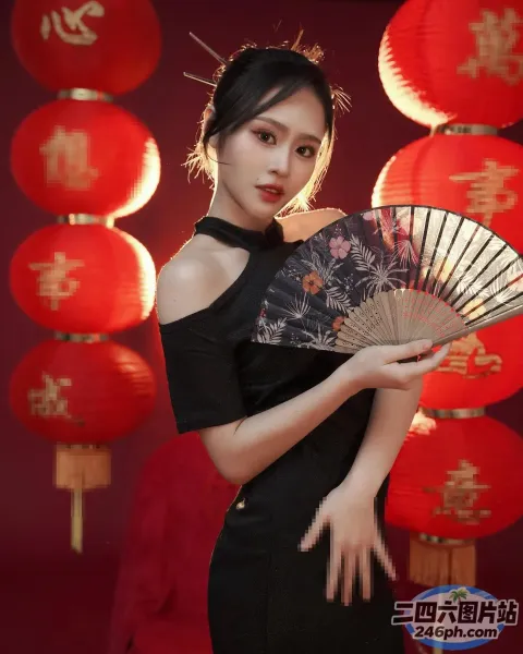 身穿黑色连衣裙的 araffe 女子，手里拿着一把扇子，背景是红色的