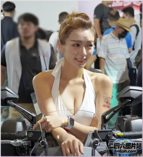身穿白色上衣的 Araffe 女子与一群人坐在摩托车上