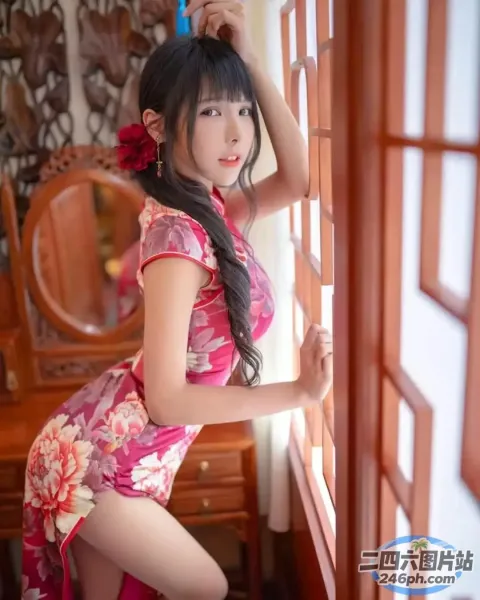 一个穿着粉红色连衣裙的女人靠在窗户上的特写
