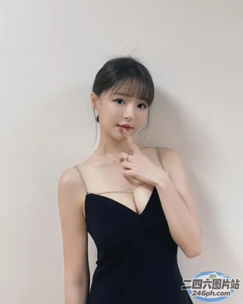 一位身穿黑色连衣裙的女子摆姿势拍照的特写