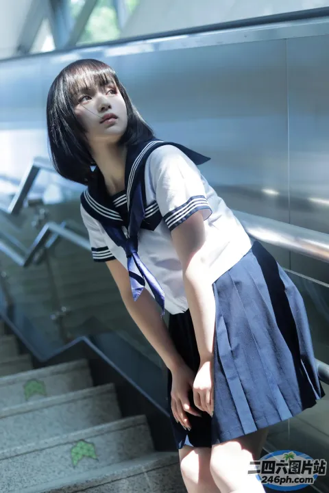 有个身穿制服的女人在楼梯上摆姿势