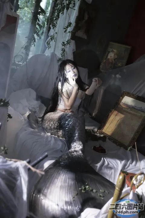 有一个女人坐在床上，床上有一条大鱼尾巴
