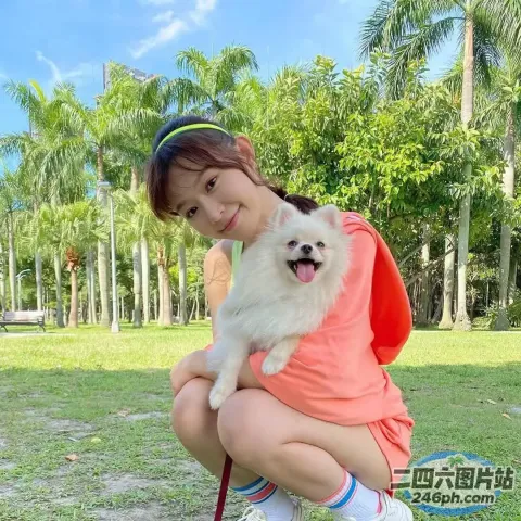 阿拉费德女人跪着，拴着一只小白狗