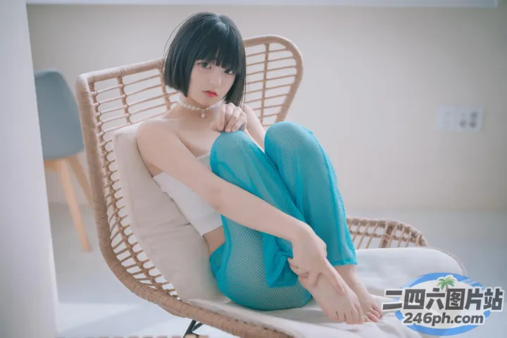 阿拉菲坐在椅子上，椅子上放着一条毛巾
