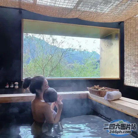 有一个女人在热水浴缸里抱着一个婴儿