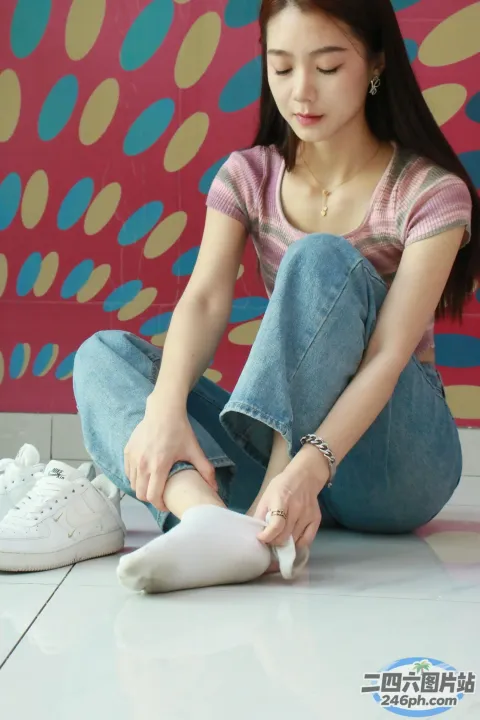 阿拉菲女孩坐在地板上系鞋带