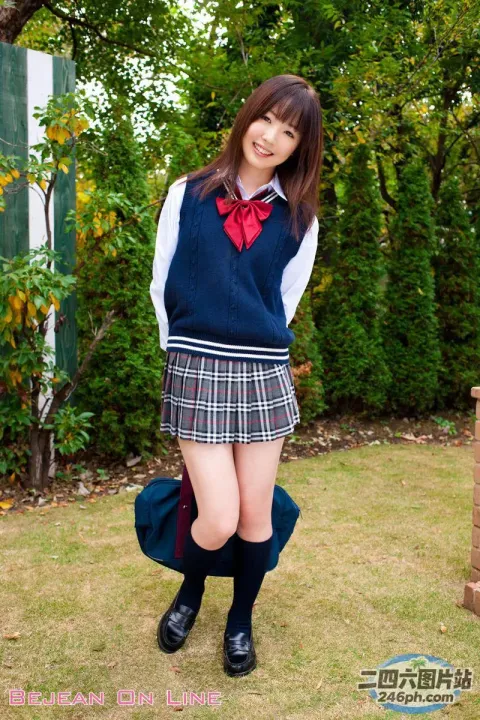 身穿校服的 arafed 亚洲女孩合影留念