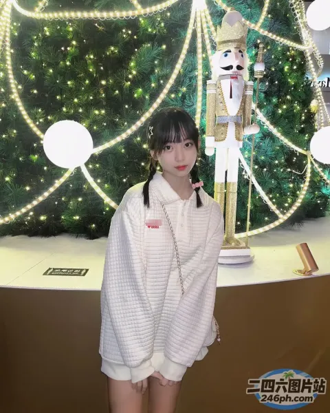There is an woman standing before a christmation tree （有个女人站在圣诞树前）