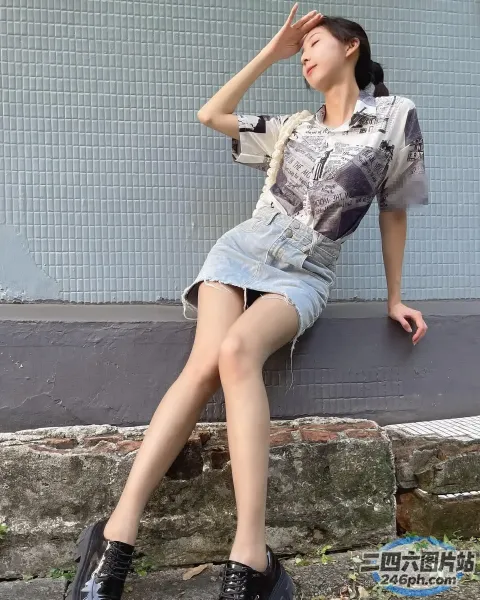 阿拉菲坐在窗台上，双腿交叉，手放在头上
