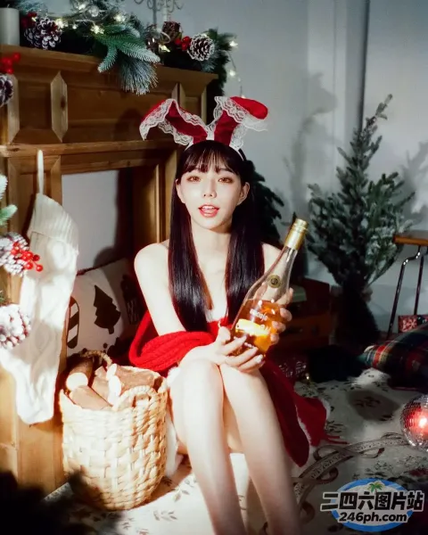 床上坐着一个女人，手里拿着一瓶酒