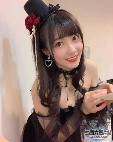有个女人手里拿着遥控器