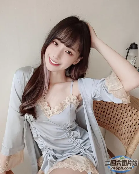 坐在椅子上的蓝色长袍的 Araffe 女子