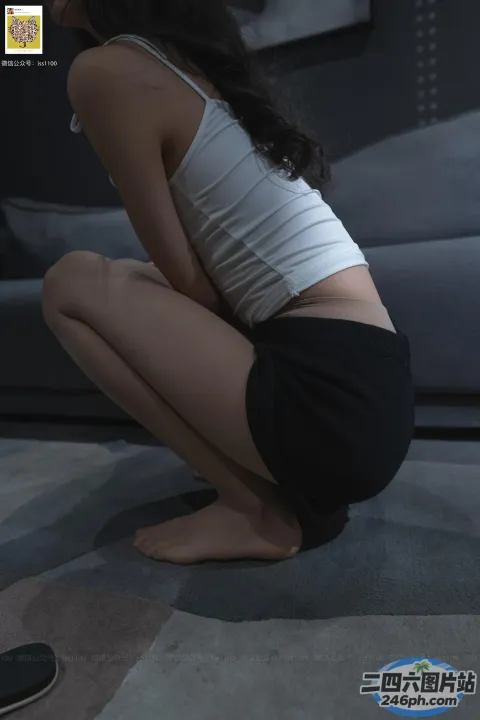 穿着白色背心跪在地板上的 arafed 女人