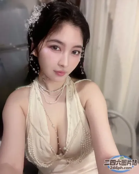一个穿着裙子的女人拿着一盒药丸的特写