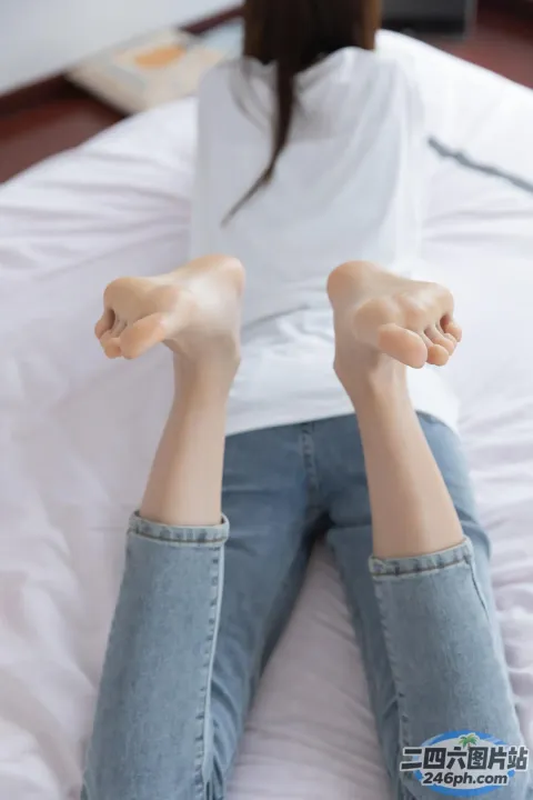 双腿交叉躺在床上的阿拉菲德女人