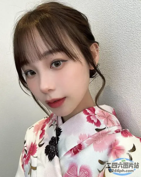 有一个穿着和服和花袍的女人