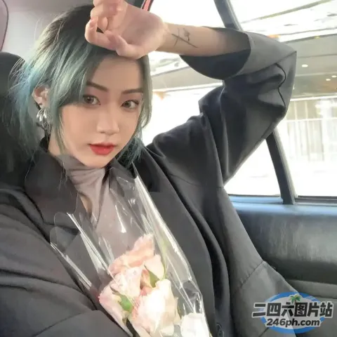 车里坐着一个蓝头发的女人
