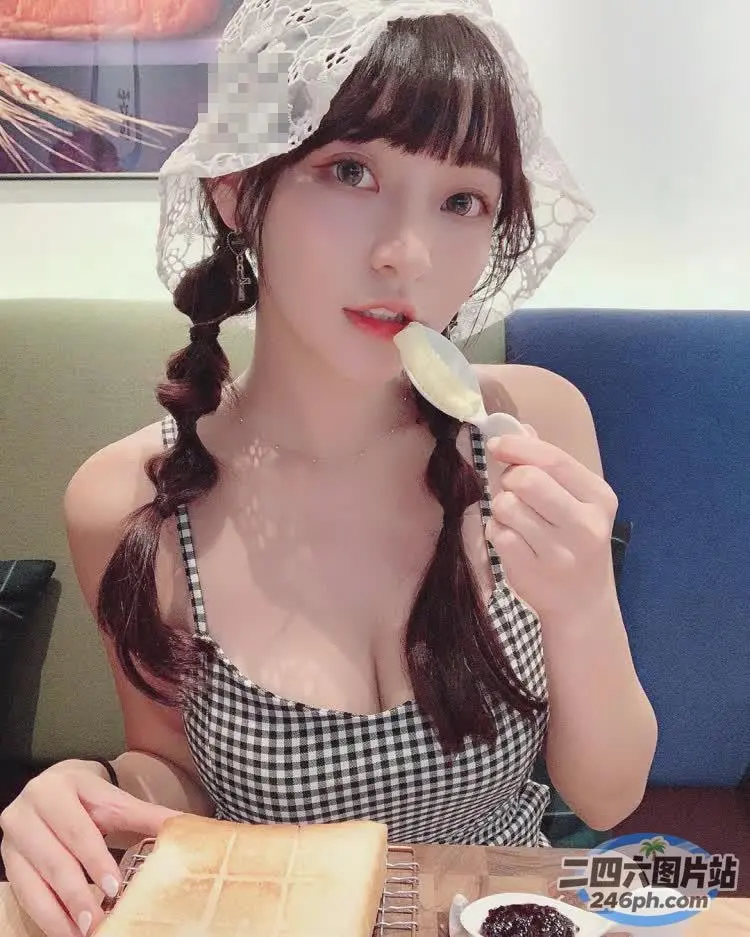戴帽子的 Araffe 女人吃一块蛋糕
