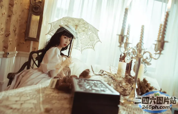有个女人坐在床上，撑着伞