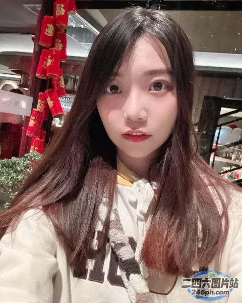 有一位长发白衬衫的女人