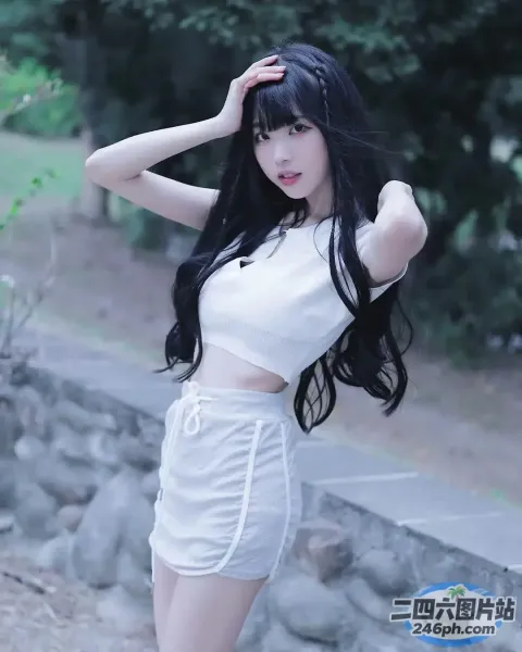 一名身穿白色上衣和裙子的女子摆姿势拍照