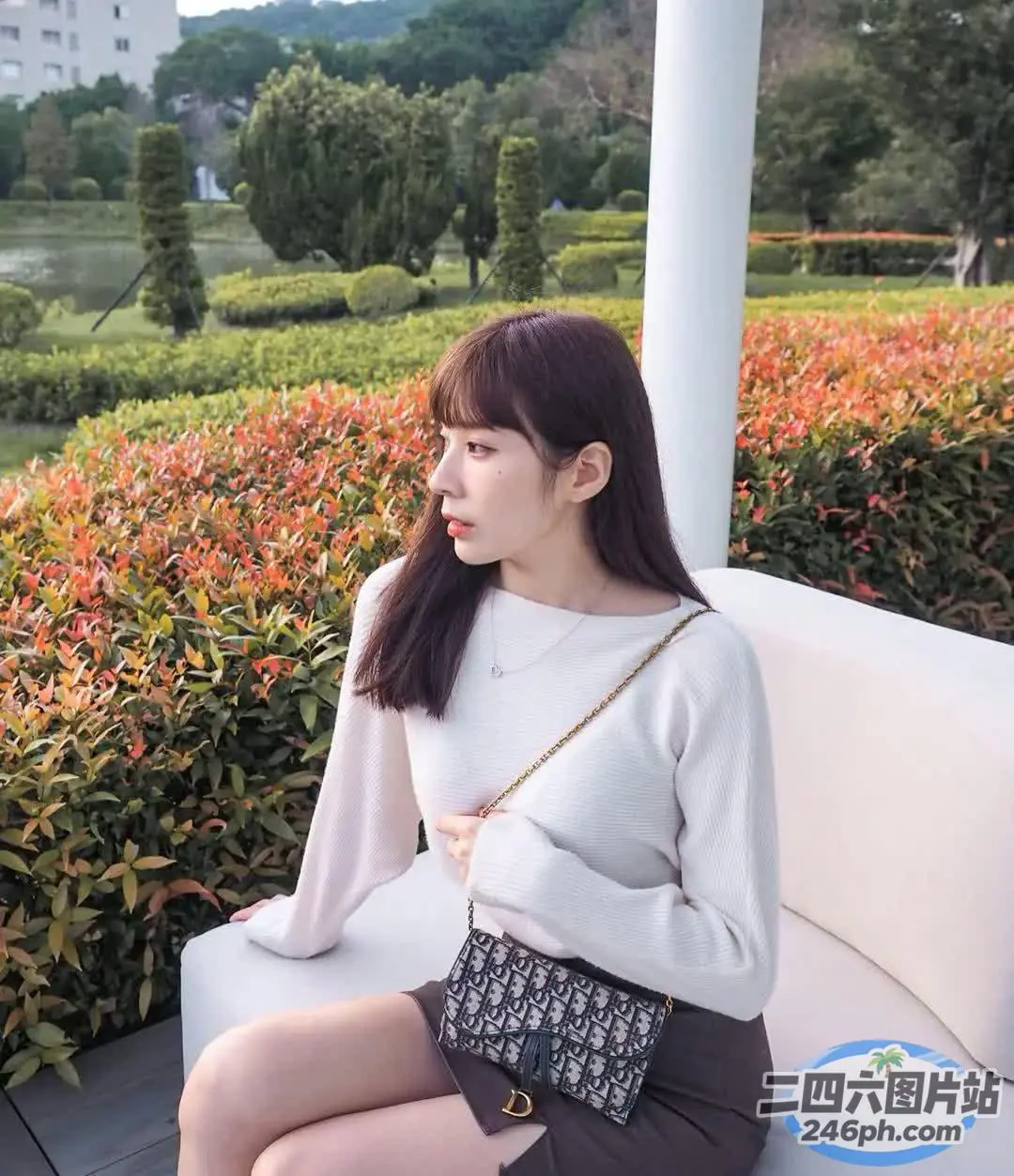 阿拉菲拿着钱包坐在公园的长椅上