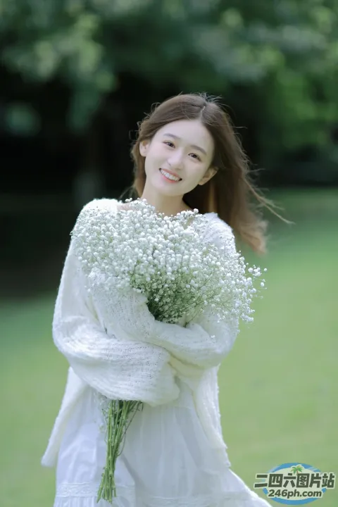 身穿白色连衣裙的 Araffe 女子手捧一束鲜花