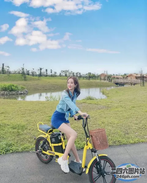 阿拉费德女子骑着一辆黄色自行车，后面挂着篮子