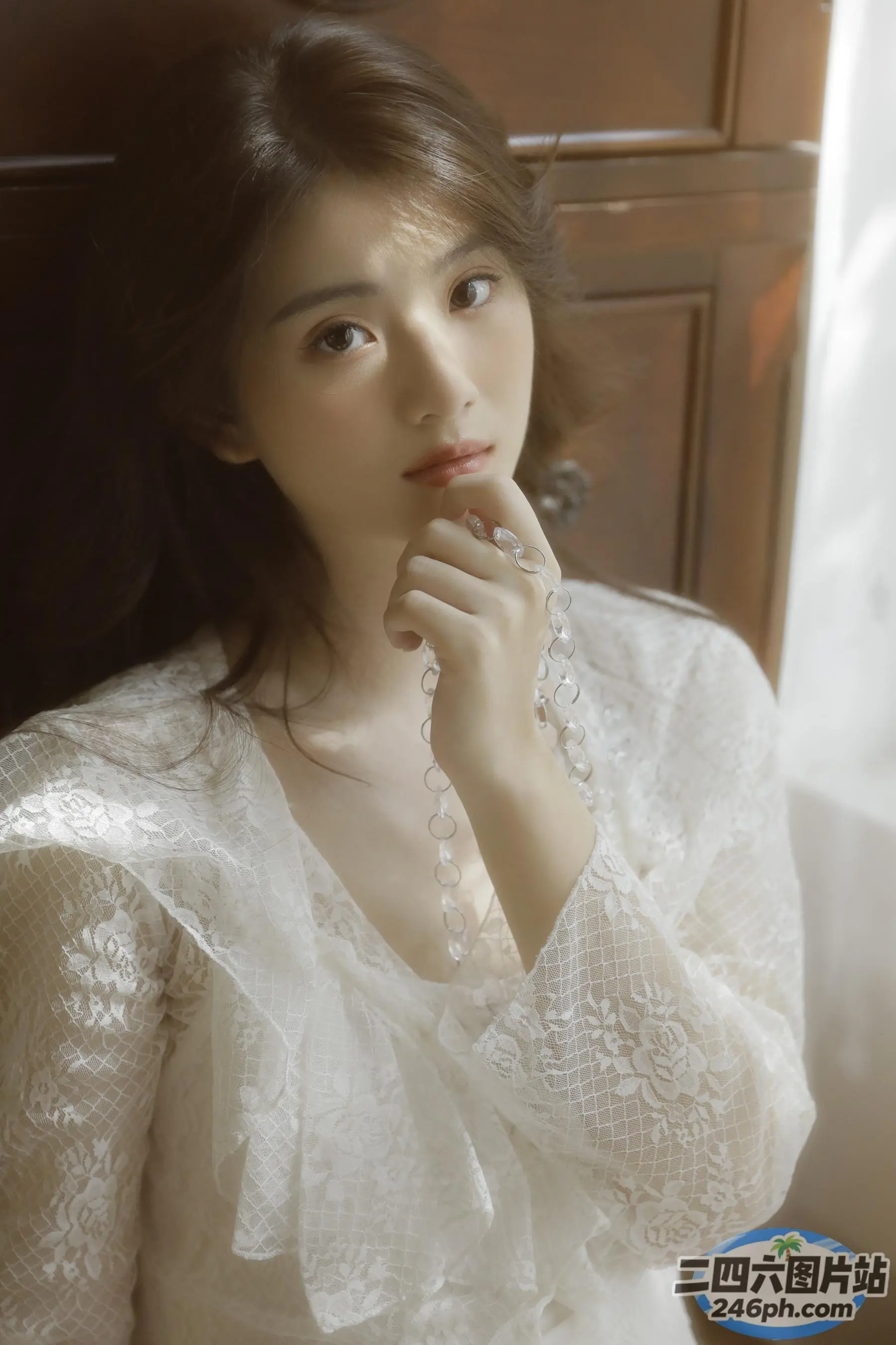 有个女人坐下，手放在下巴上