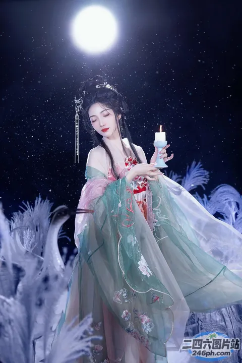 雪地里有个穿着裙子的女人，手里拿着蜡烛