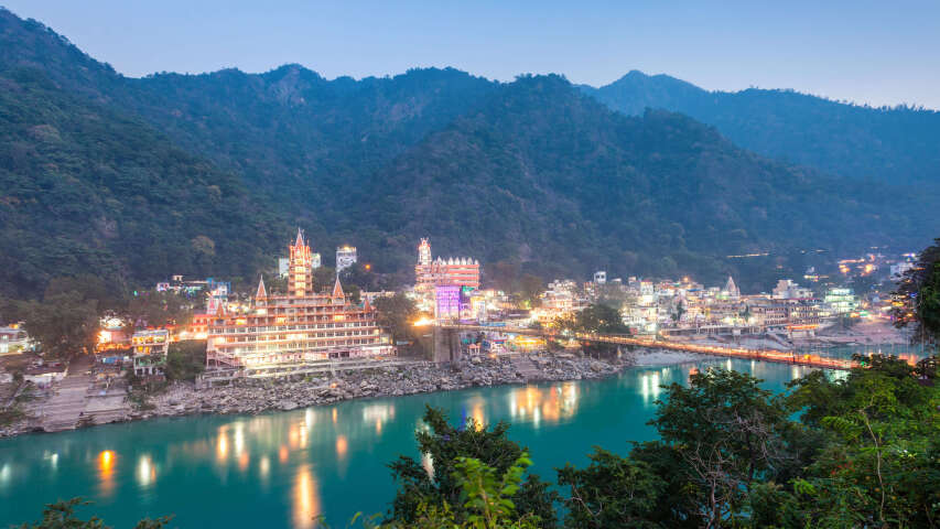 以河流和山脉为背景的城市景观